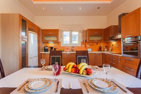 Kitchen with Modern Amenities – Fully equipped kitchen with modern appliances and plenty of counter space.