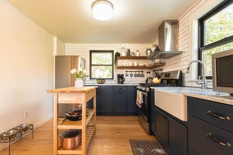 Another view of the kitchen. Photo @ethanabitz