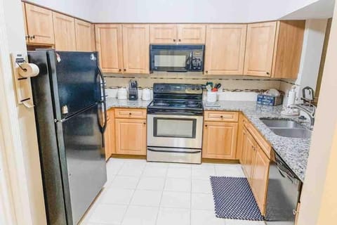 Full kitchen ready to use!