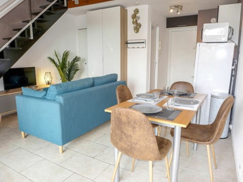 Table, Furniture, Property, Houseplant, Couch, Plant, Flowerpot, Interior Design, Wood, Comfort