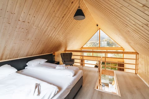 Top Row Cabin | Minibar, bed sheets