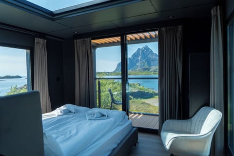 Panoramic Cabin | Minibar, bed sheets