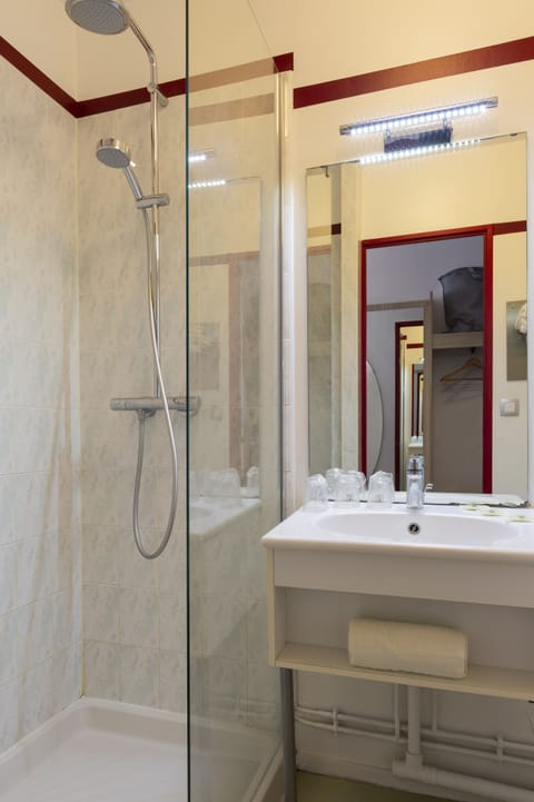 Twin Room, 2 Twin Beds | Bathroom | Free toiletries, hair dryer, towels