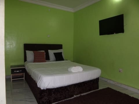 Executive Room | Iron/ironing board, bed sheets