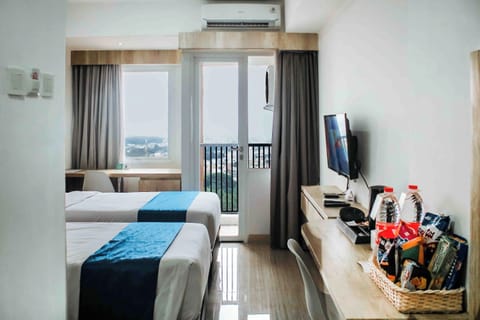Standard Twin Room | In-room safe, desk, laptop workspace, blackout drapes
