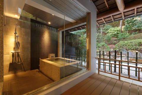 312 Deluxe King Bed Room with Indoor Silver Hot Springs, Non smoking | Bathroom | Free toiletries, hair dryer, slippers, bidet