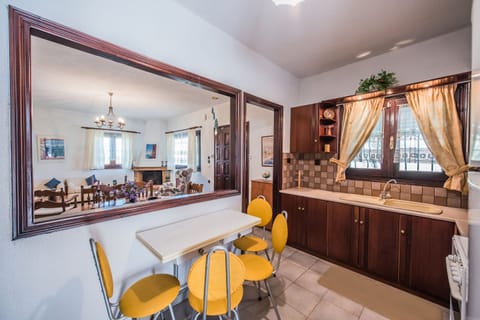 Villa, 3 Bedrooms | Private kitchen | Full-size fridge, microwave, oven, stovetop