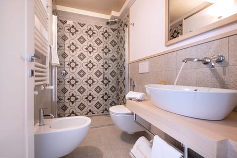 Exclusive Suite | Bathroom | Shower, rainfall showerhead, hair dryer, bidet