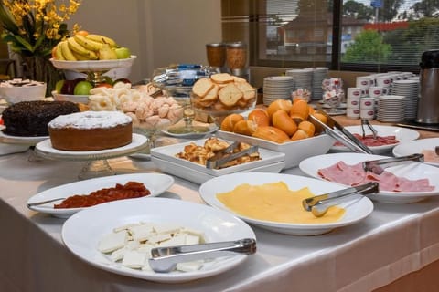 Free buffet breakfast on weekdays