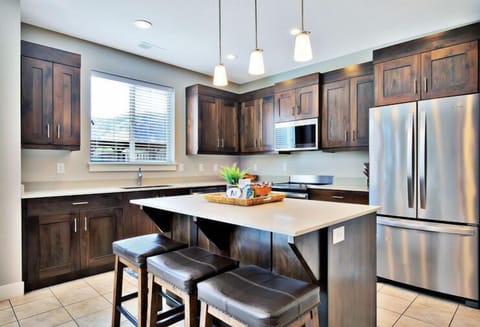 619 Clean and well equipped Kitchen with Island Top