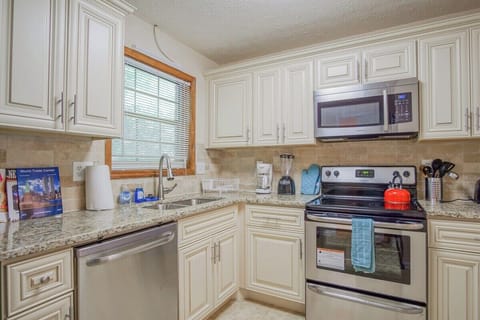 Fully equipped kitchen including all kitchen utensils and new stainless steel appliances