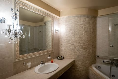 Superior Suite | Bathroom | Free toiletries, hair dryer, towels