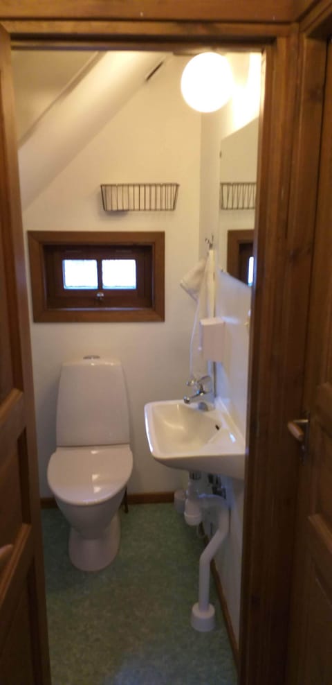Cabin (Brygghuset) | Bathroom | Shower, hair dryer, soap, toilet paper