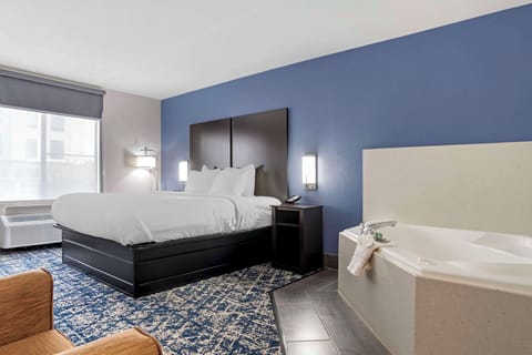 Standard Room, 1 King Bed, Non Smoking, Jetted Tub (with Sofabed) | Desk, iron/ironing board, free cribs/infant beds, rollaway beds