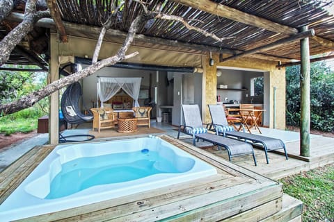 Deluxe Chalet | Desk, bed sheets
