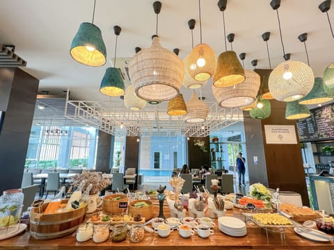 Daily cooked-to-order breakfast for a fee