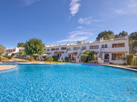 Property, Swimming Pool, Resort, Building, Real Estate, House, Estate, Vacation, Resort Town, Residential Area