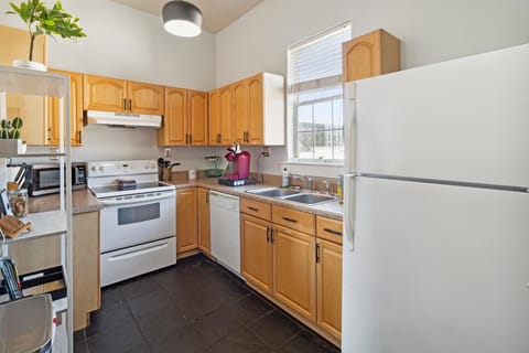 The full kitchen has the basic essentials to prepare a light meal.