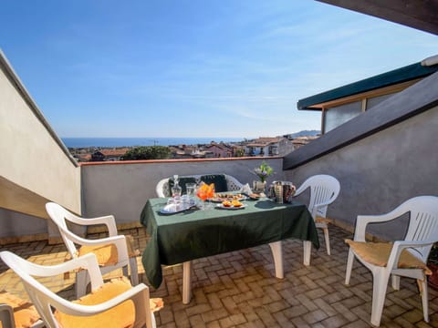 Property, Building, Room, House, Real Estate, Apartment, Restaurant, Vacation, Furniture, Table