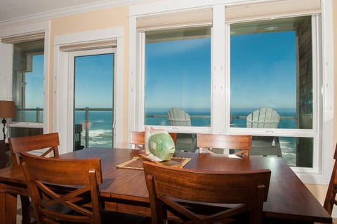 Comfortable Elegance with an Amazing view of the Oregon Coast