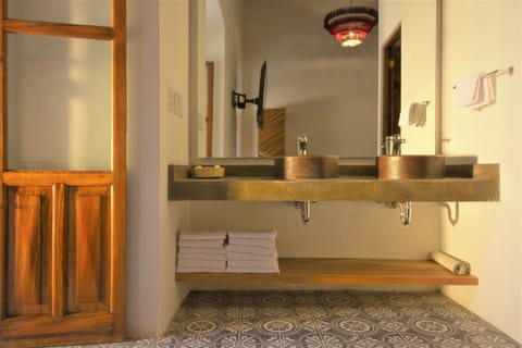 Deluxe Room, 1 King Bed | Bathroom | Shower, free toiletries, hair dryer, towels