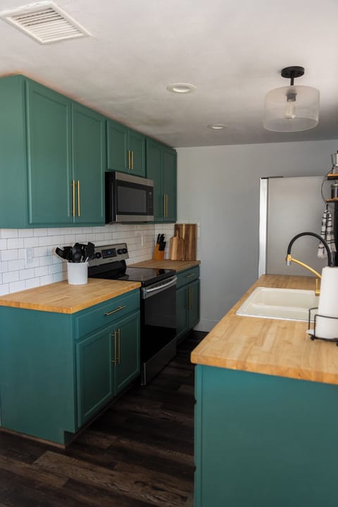 upgraded stainless steel appliances and fully stocked kitchen & pantry supplies