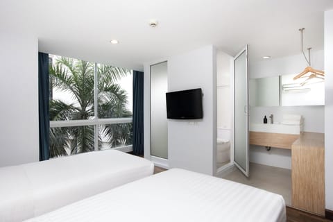 Standard Twin Room | Minibar, in-room safe, desk, free WiFi