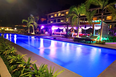 Outdoor pool, sun loungers