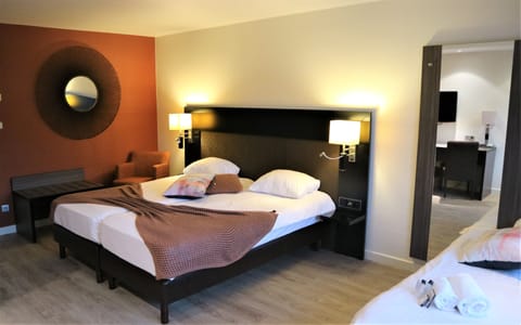 Grand Triple Room | In-room safe, desk, blackout drapes, iron/ironing board