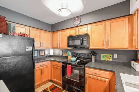 Fully stocked kitchen including an indoor grill!!