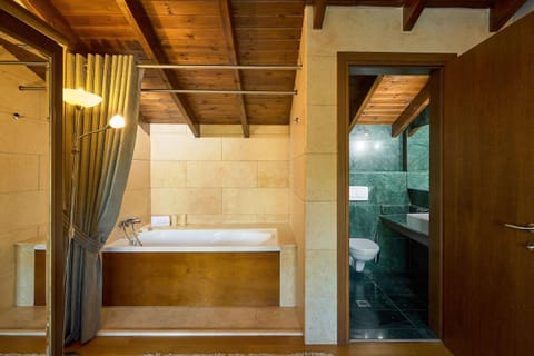 Premium bedding, down comforters, minibar, in-room safe