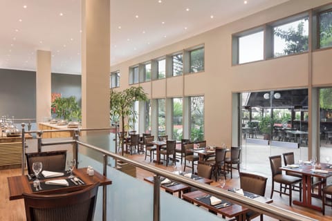 5 restaurants; breakfast, lunch, dinner, and brunch served