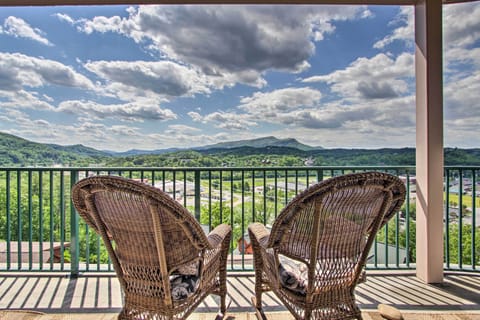 Pigeon Forge Vacation Rental | 2BR | 2BA | Step-Free Entry | 1,134 Sq Ft