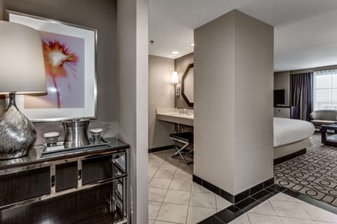 Premium bedding, in-room safe, desk, iron/ironing board