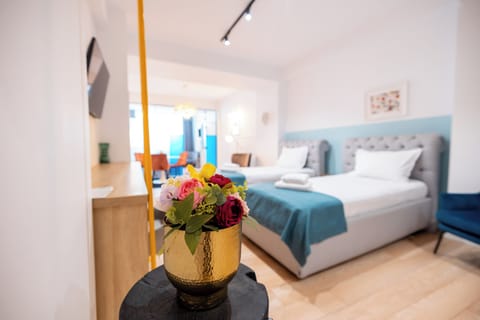 Senior Studio Suite | Minibar, desk, blackout drapes, soundproofing