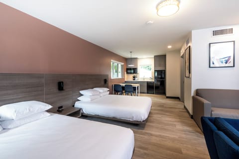 Accessible Junior Suite (Newly Renovated Unit/Building) | In-room safe, iron/ironing board, free WiFi, bed sheets