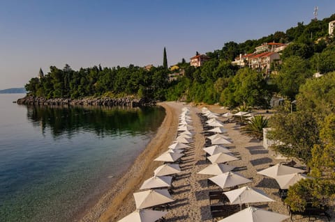 Beach nearby, white sand, beach bar