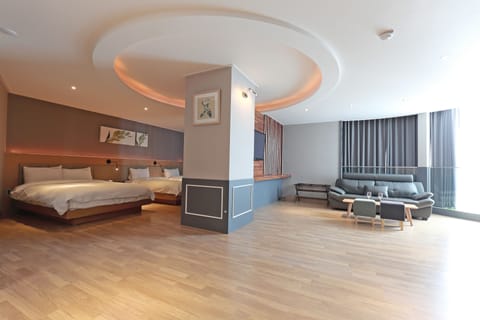 Executive Suite | Premium bedding, down comforters, individually decorated