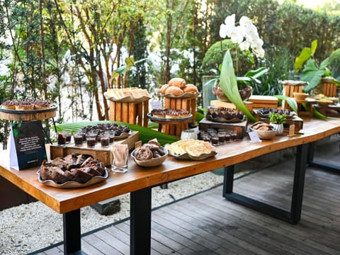2 restaurants; breakfast, lunch, dinner, and brunch served