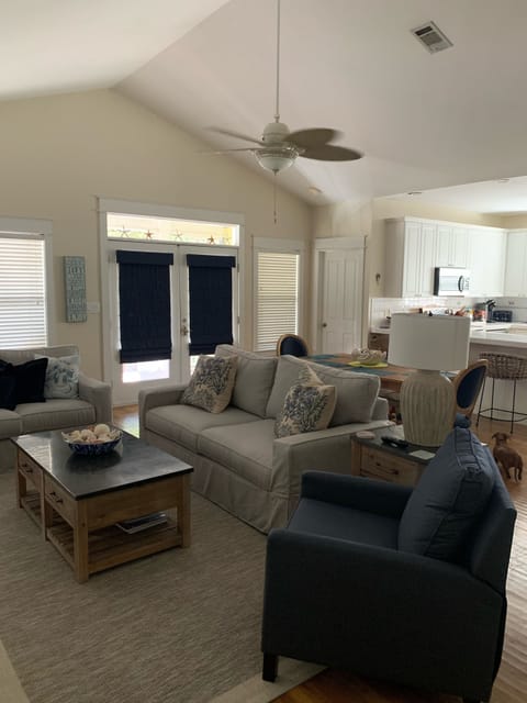 Spacious living room with pull-out sofa.
