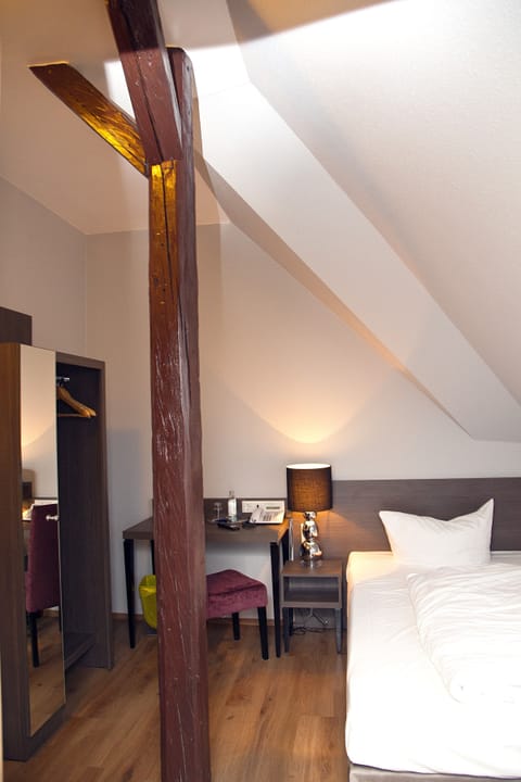 Hypo-allergenic bedding, desk, free WiFi, bed sheets