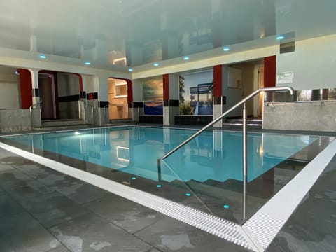 Indoor pool, sun loungers