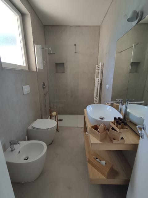 Standard Double or Twin Room, Ensuite, Pool View | Bathroom | Shower, free toiletries, hair dryer, bidet