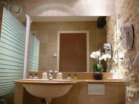 Comfort Room | Bathroom | Free toiletries, hair dryer, towels