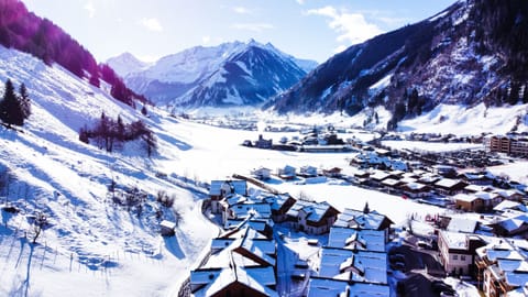 This is the wonderful environment of the holiday apartment in winter. Everyone will be happy here - in the middle of the snow.