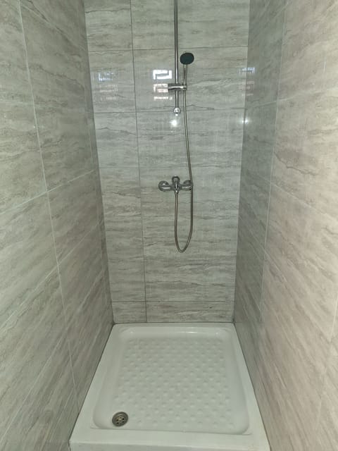 Studio, 2 Twin Beds | Bathroom | Shower, rainfall showerhead, hair dryer, towels