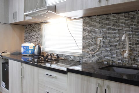 Room | Private kitchenette | Fridge, stovetop, cookware/dishes/utensils