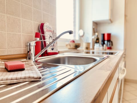 Deluxe Apartment, Private Bathroom, Garden View (Garten-1Schlafzimmer-DG) | Shared kitchen