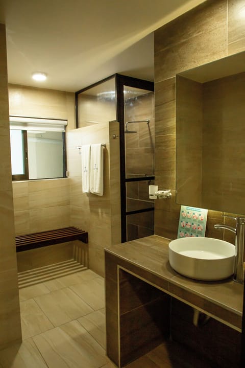 Twin Room | Bathroom | Shower, rainfall showerhead, free toiletries, towels