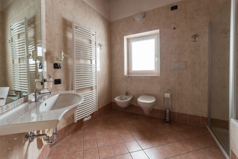 Family Room | Bathroom amenities | Deep soaking tub, free toiletries, hair dryer, bidet